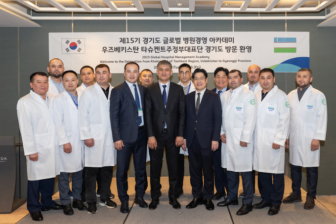7일 오병권 경기도 행정1부지사와 타슈켄트주정부 대표단 등이 경기도 방문 환영식을 갖고 기념촬영을 하고 있다. (사진=경기도 제공)