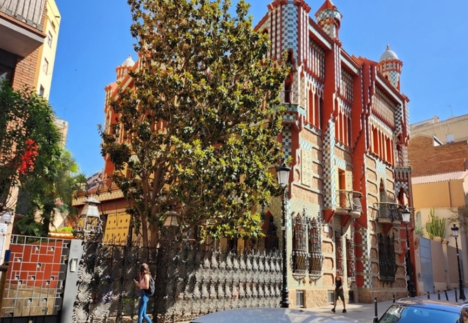 Casa Vicens. 이 외벽의 창살은 훨씬 뒤에 지어진 Güell 공원에서도 발견된다.