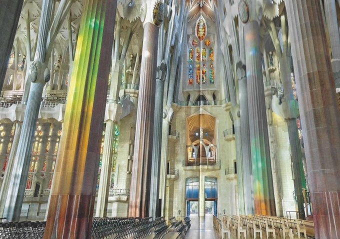 Sagrada Familia 내부 예배실.