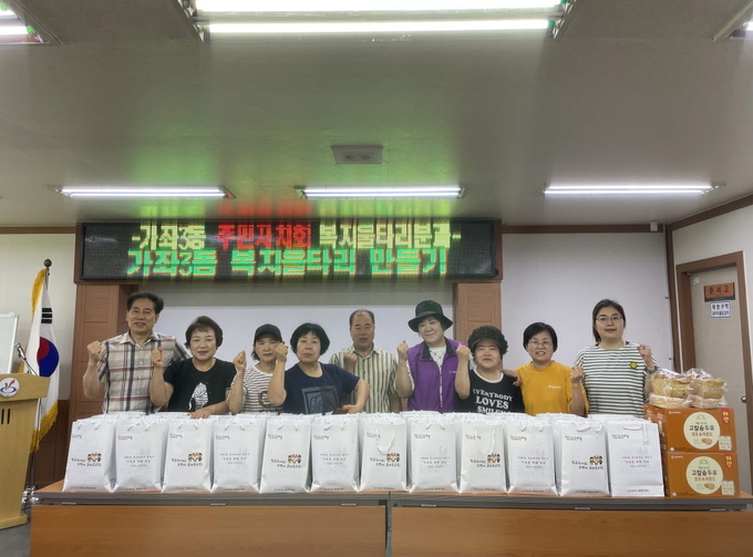 인천 서구 가좌3동 주민자치회는 월 1회 생활이 어려운 주민 32가구를 대상으로 반찬을 배달하는 사업을 진행하고 있다. ( 사진 = 서구 제공 )