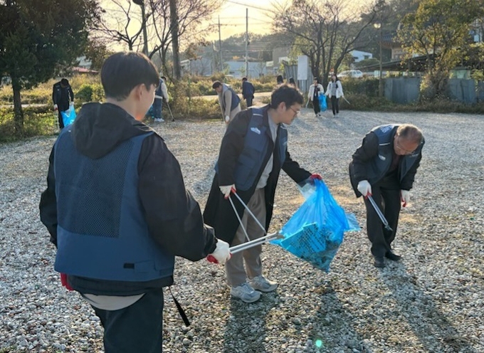화성시환경재단은 최근 조깅하며 쓰레기를 줍는 '줍깅'행사를 가졌다. (사진=화성시환경재단 제공)