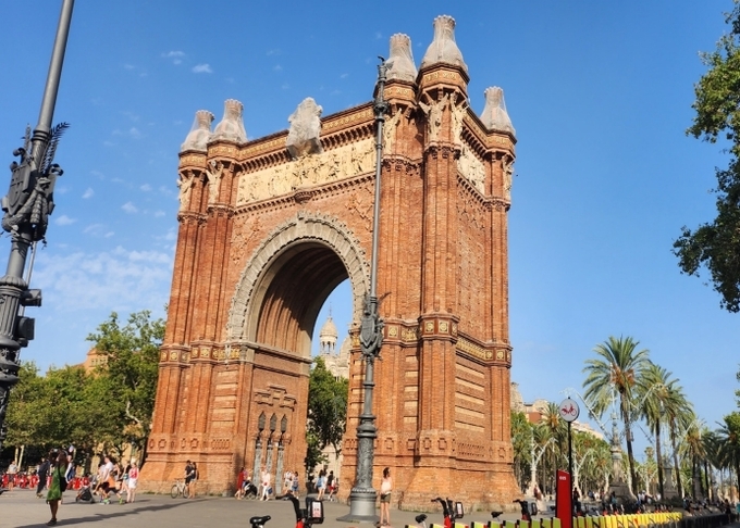 Arc de Triomf. 높이 30m의 웅장한 크기이다. 이슬람 건축의 느낌이 많다.