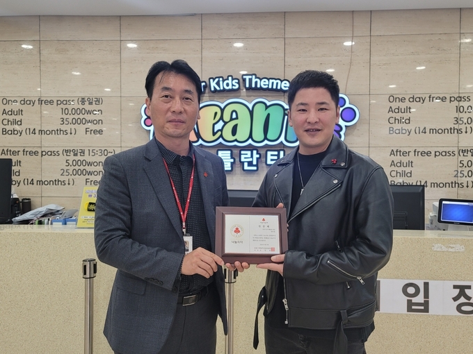 지난 8일 나눔리더 가입식에서 왼쪽부터 이범열 인천공동모금회 모금사업팀장과 양기정 한국키즈카페협회장이 기념촬영하고 있다. ( 사진 = 인천사회복지공동모금회 제공 )