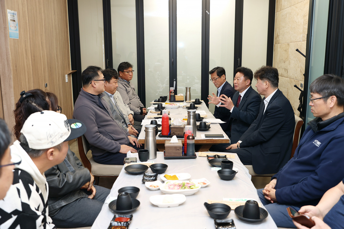 가평군 관계자가 소상공인들과 간담회를 개최하고 있다. (사진=가평군 제공)