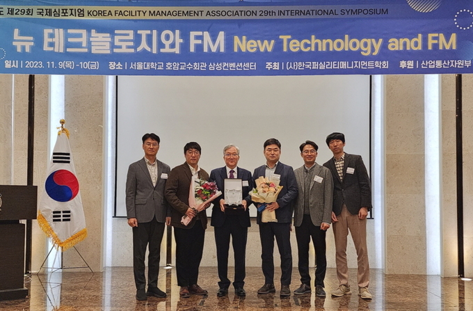 고양도시공사 이종경 사장 직무대행을 비롯, 직원들이 수상후 포즈를 취하고 있다. (사진=고양도시관리공사 제공)