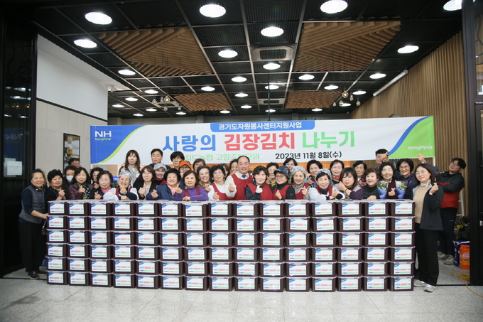 지도농협 로컬푸드 화수점에서 저소득층을 위한 김장김치 120통을 기부하고 있다. (사진=고양시 제공)