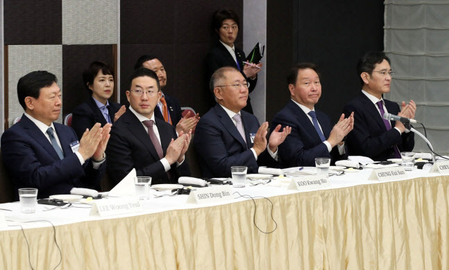 (왼쪽부터)신동빈 롯데그룹 회장, 구광모 LG그룹 회장, 정의선 현대차 회장, 최태원 SK그룹회장, 이재용 삼성전자 회장이 2023년 3월 일본경제단체연합회 회관 한일 비즈니스라운드테이블에 참석한 모습(사진=연합뉴스 제공)