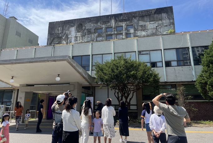 관람객들이 APAP7의 작품을 둘러보고 있다.(사진=안양문화예술재단 제공)