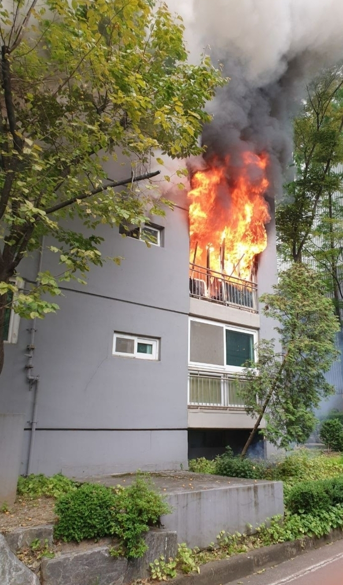  지난 6월 경기도의 한 아파트에서 화재가 난 모습. (사진=경기도소방재난본부 제공)
