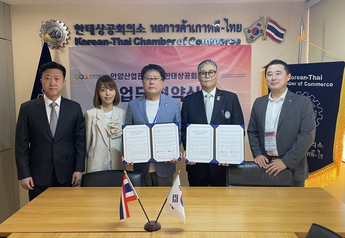 조광희 안양산업진흥원장(왼쪽 세번 째)과 김종민 한태상공회의소 회장(네번 째)이 협약을 한 뒤 관계자들과 기념사진을 찍고 있다. (사진=안양산업진흥원 제공)