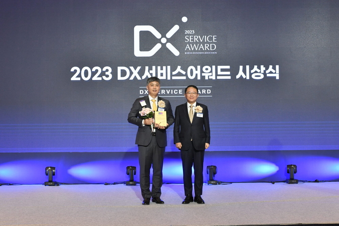 박형주 KB국민은행 디지털신사업본부장(왼쪽)이 지난 8일 진행된 '2023 DX서비스어워드' 시상식에서 강명수 한국표준협회장과 기념촬영을 하고 있다. (사진=KB국민은행 제공)