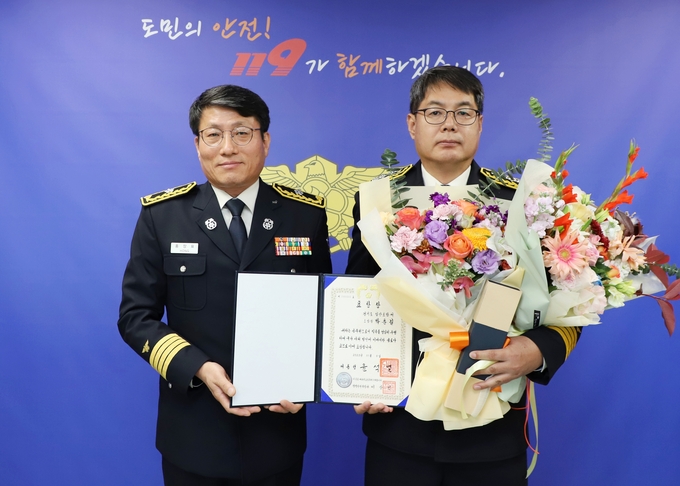 일산소방서 박춘길 서장이 ‘대통령 표창’을 수상하고 있다. (사진=일산소방서 제공)