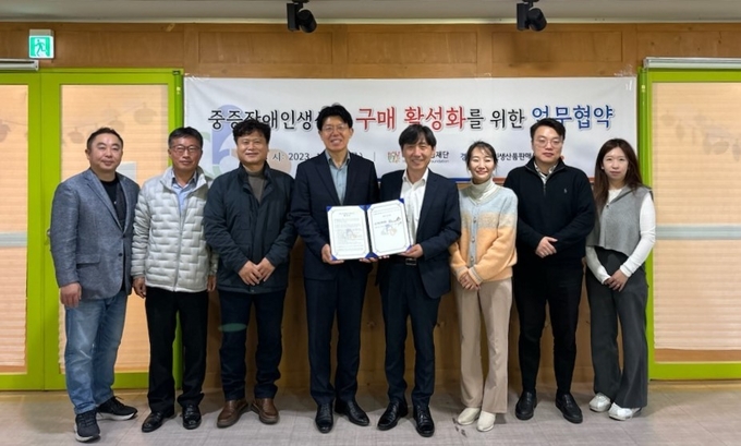 시립 반석산 에코스쿨에서 열린 이번 협약식에는 정승호 화성시환경재단 대표이사와 원부규 경기도장애인생산품판매시설 원장 등 10여 명이 참석했다. (사진화성시환경재단 제공)
