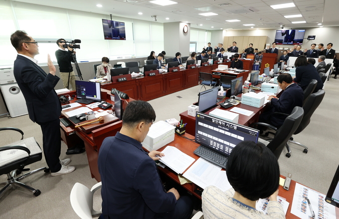 10일 경기도의회에서 열린 도의회 제372회 정례회 행정사무감사에서 김완규 도의회 경제노동위원장이 선서를 하고 있다. (사진=경기도의회 제공)