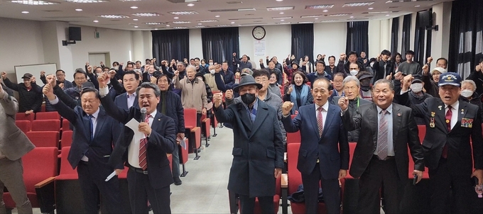 “구리가 서울되는 메가서울 추진위원회”발대식에 참가한 시민들이 구리시의 서울 편입을 외치는 구호를 하고 있다.(사진=시민추진위원회)
