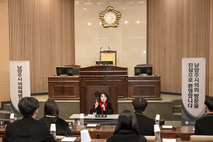 남양주시의회 이경숙 의원이 지역 현안 등을 묻는 오남고등학교 학생들의 질문에 답변하고 있다.(사진=남양주시의회 제공)