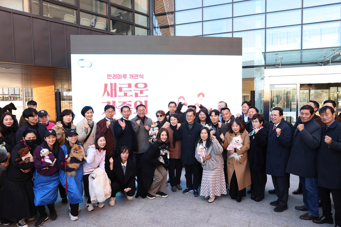 11일 김동연 경기도지사와 이충우 여주시장, 경기도의원, 반려동물 유관단체, 입양자, 자원봉사자 등이 반려마루 개관식을 갖고 기념촬영을 하고 있다. (사진=경기도 제공)