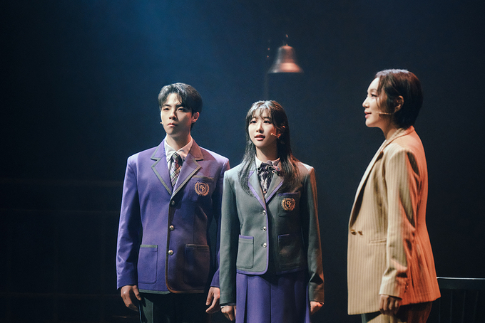 뮤지컬 '타오르는 어둠 속에서' 공연 장면. (사진=뉴프로덕션 제공)