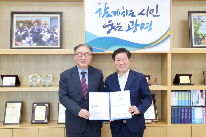 광명시( 박승원 시장 오른쪽)가 김우철 국회정책연구위원(국토교통부 수석전문위원)을 정책자문관으로 위촉했다고 12일 밝혔다. (사진=광명시 제공)