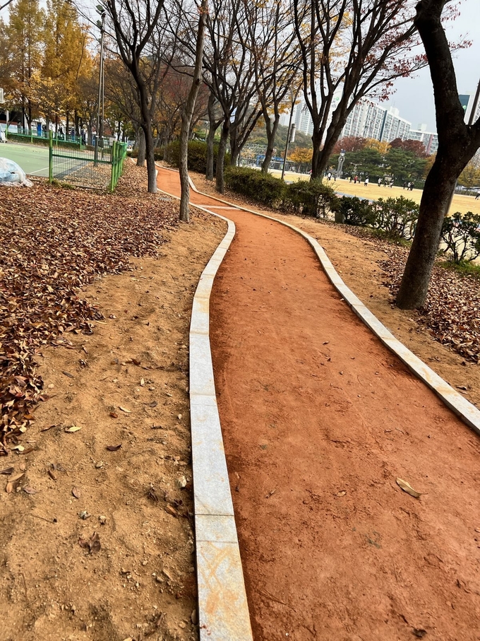 광명시는 광명시민체육관 부지 내 잔디광장과 야외농구장 사이에 80미터 길이의 황톳길을 새로 조성하고 지난 3일부터 시민들에게 개방했다.(사진=광명시 제공)