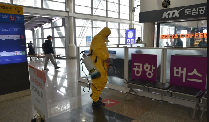 광명역사 내에 살충제를 살포하고 있다. (사진=수도권광역본부 제공)