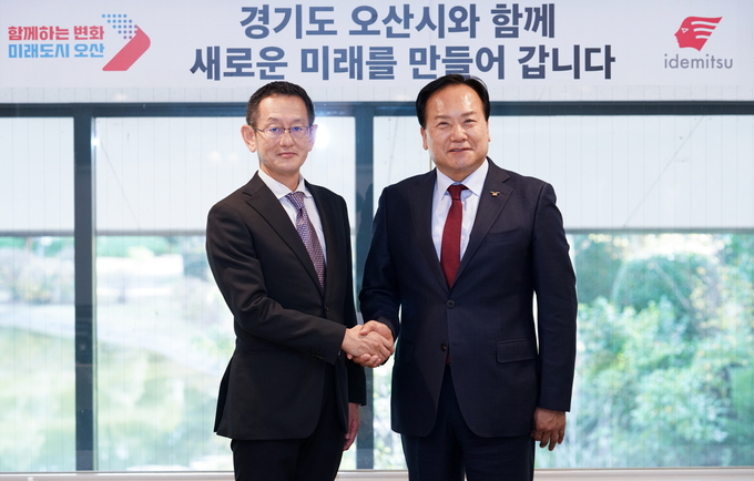 이권재 오산시장이 日 이데미츠 코산 R&D센터를 방문해 나가세 타카미쯔 본부장과 면담전 기념촬영을 하고 있다.(사진=오산시 제공)