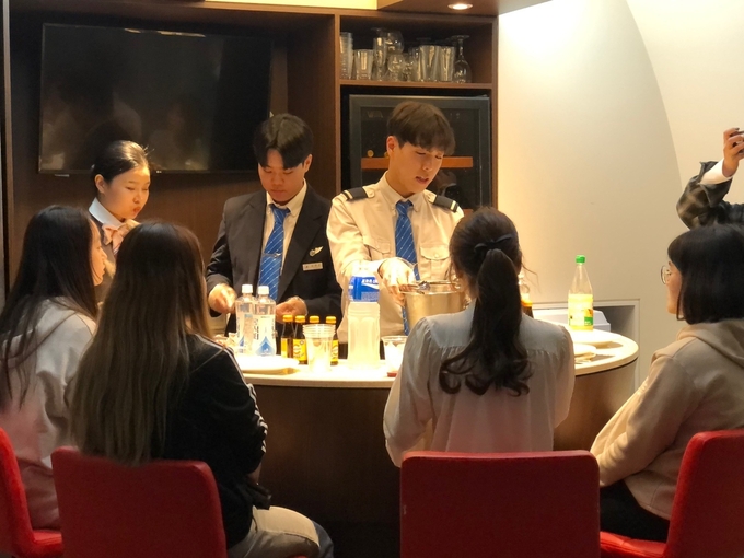 오산대학교가 평택학교밖청소년센터 청소년들에게 학업 복귀를 위한 진로 체험의 기회를 제공하고 있다.(사진=오산대학교 제공)
