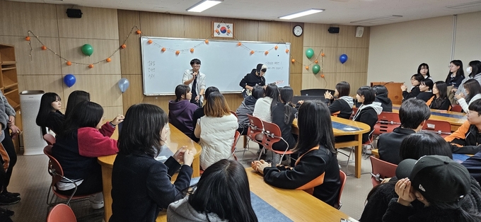 오산 성호고가 교육과정 연계 ‘세계 명화 전시회’&‘사제 동행 북카페’를 운영해 큰 호응을 얻었다.(사진=성호고 제공)