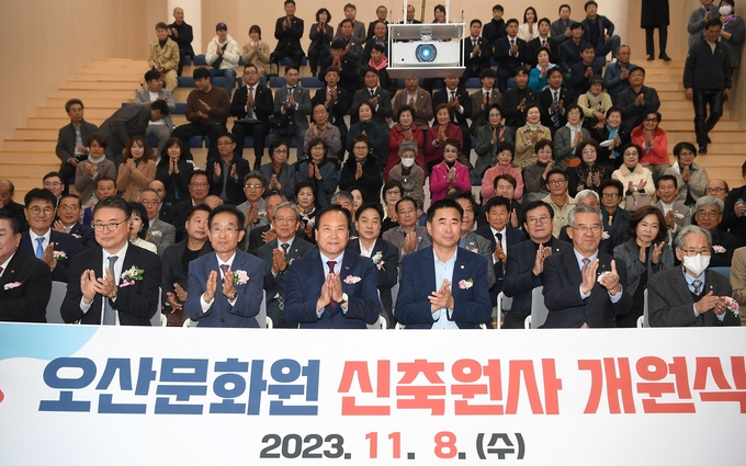 이권재 오산시장을 비롯해 성길용 오산시의회 의장, 시의원 등 내빈들이 기념촬영을 하고 있다. (사진=오산시 제공)