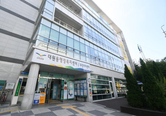 오산 대원동이 기존 단체 중심의 김장담그기 봉사에서 벗어나 지역주민이 직접 참여하는 김장김치 나눔 행사를 알려 큰호응을 얻고 있다. (사진=오산시 대원동 제공)