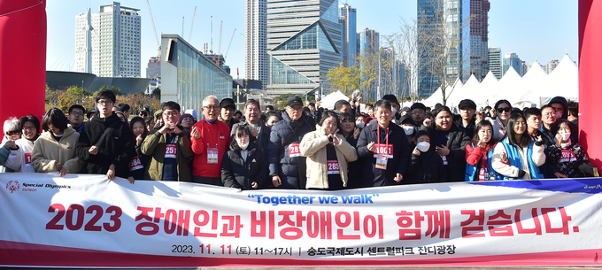 지난 11일 인천 연수구 송도동 센트럴파크 잔디공장에서 열린 인천스페셜올림픽 걷기대회에 참가한 시민들이 기념촬영하고 있다. ( 사진 = 인천스페셜올림픽코리아 제공 )