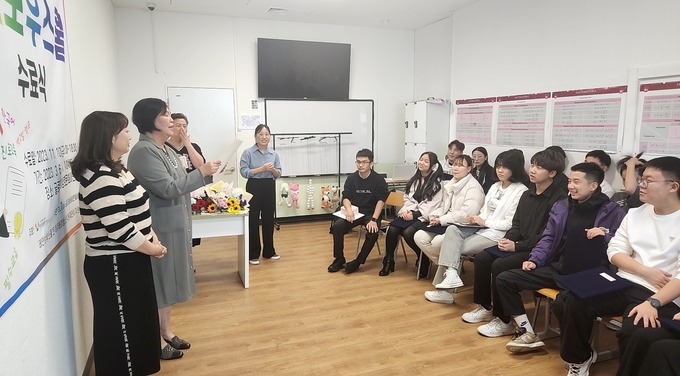 지난 10일 인천 연수구 연수동 글로리아상호문화대안학교에서 열린 한국어교육 수료식에 선생님들과 학생들이 참석했다. ( 사진 = 박지현 기자 )