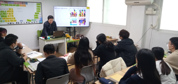 글로리아상호문화대안학교에서 진행하고 있는 한국어교육 모습. ( 사진 = 글로리아상호문화대안학교 제공 )