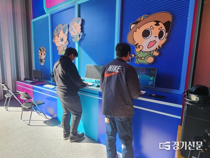 세이프존에 방문한 이용객들이 카러플과 스타크래프트를 즐기고 있다.(사진=이효정 기자)