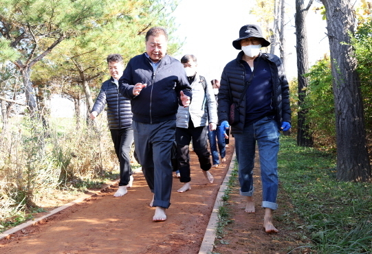 김경일 파주시장 일행이 화토길을 걷고 있다. (사진=파주시 제공)
