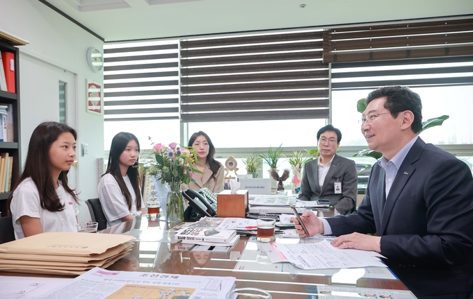 이상일 용인시장이 학생들에게 학교별 교육환경 개선 건의을 받고 있다. (사진=용인시 제공)<br>

