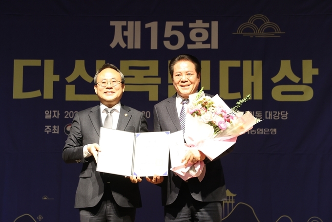 최대호 안양시장(오른쪽)이 고기동 행정안전부 차관으로부터 대상을 수상한 뒤 기념사진을 찍고 있다.(사진=안양시 제공)