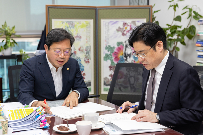 지난 10일 오병권 경기도 행정1부지사가 경기도 지역구 국회 예산결산특별위원회 위원들을 만나 면담하고 있다. (사진=경기도 제공)