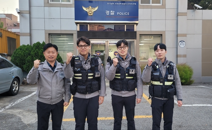  이장규 인계지구대장과 순찰3팀 류동우, 고성진, 이호진 경찰관. (사진=수원남부경찰서 제공)