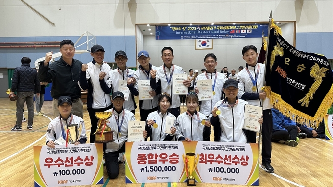 11일 서귀포시 동부일주도로 84.6㎞를 총 10개 구간으로 나눠 달리는 평화의 섬 2023 국무총리기 국제생활체육 구간마라톤대회에서 우승한 경기도 선수들이 기념사진을 찍고 있다. (사진=경기도육상연맹 제공)