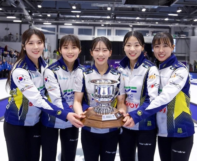 13일 캐나다 노바스코샤에서 열린 그랜드슬램오브컬링 2023 내셔널에서 대한민국 컬링 역사상 처음으로 우승을 차지한 경기도청 ‘5G’ 선수들이 우승컵을 들고 기념사진을 찍고 있다. (사진=경기도컬링연맹 제공)