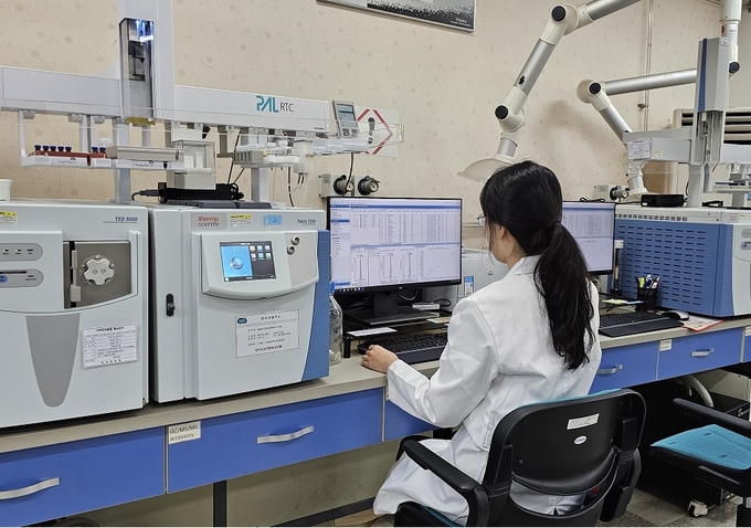 경기도보건환경연구원은 온라인에서 판매되고 있는 농산물 392건에 대해 잔류농약검사를 실시한 결과 고춧가루 등 잔류농약 허용기준치 초과 10건을 적발했다. 사진은 보건환경연구원 직원이 검사를 진행하고 있는 모습. (사진=경기도 제공)