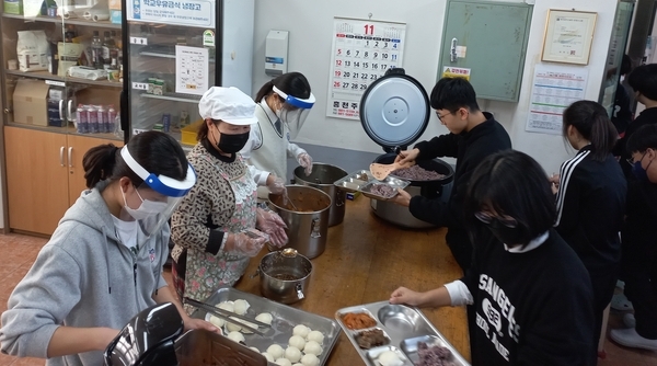  흥천중 점심 배식 모습. (사진=흥천중 제공)