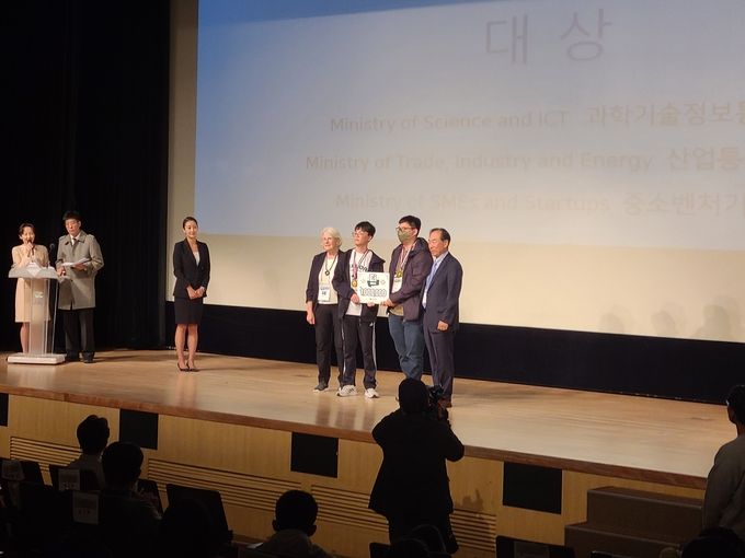 구리 교문중학교가 2023년 제17회 국제수리과학 창의대회에서 대상, 금상, 은상을 수상하는 쾌거를 달성했다.(사진=구리남양주교육지원청 제공)