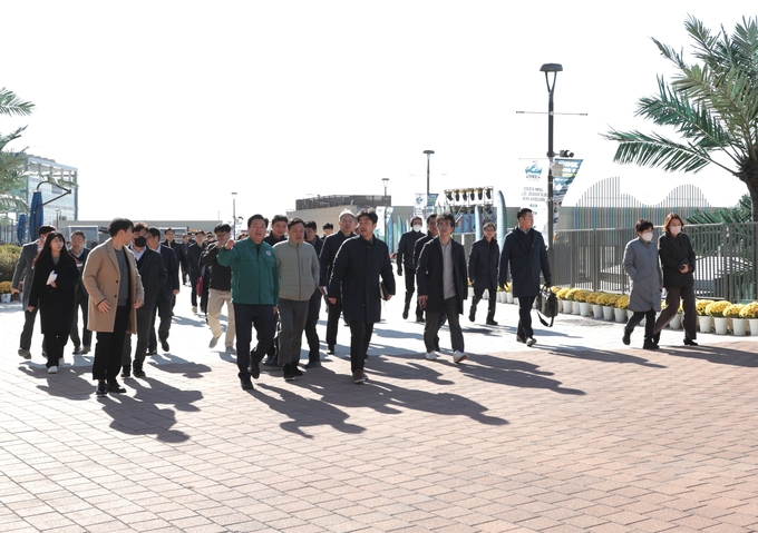 시흥시가 거북섬에서 열리는 WSL국제서핑대회 ‘현장 로드체킹’을 실시하며 빈틈없는 대회 준비에 한창이다.(사진=시흥시 제공).