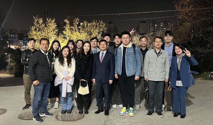 iH 개화단 직원들이 조동암 사장과 기념촬영을 하고 있다. ( 사진 = iH 제공 )