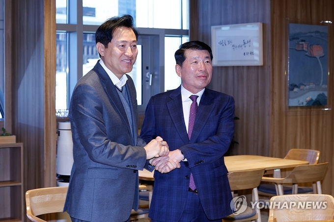 백경현 구리시장(오른쪽)이 13일 오세훈 서울시장을 만나 구리시 서울시 편입 문제 등에 대해 논의하기 앞서 기념촬영을 하고 있다. (사진=연합뉴스 제공)