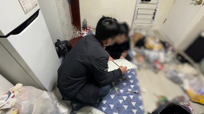  노숙자 명의 등으로 법인 통장 만들어 유통한 주범이 경찰에 검거되는 모습. (사진=경기남부경찰청 제공)
