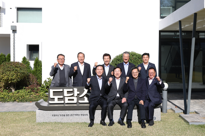 13일 오후 도담소에서 김동연 경기도지사, 김기문 중소기업중앙회장 및 지역 중소기업 대표 등이 기념촬영을 하고 있다. (사진=경기도 제공)