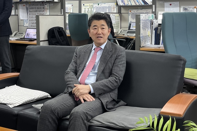 고주룡 인천시 대변인이 13일 사직서를 제출하고 기자실을 찾아 남동을 총선 출마를 발표하고 있다. ( 사진 = 김샛별 기자 )
